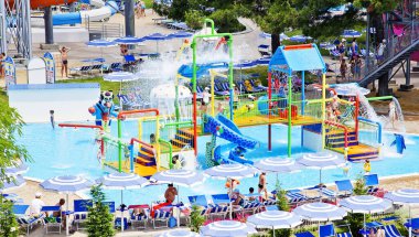 Gelendzhik, Rusya-6 Haziran 2018: Karadeniz kıyısındaki Gelendzhik tatil beldesinde Zolotaya Bukhta su parkı. Su kayakları, gezintiler ve eğlence