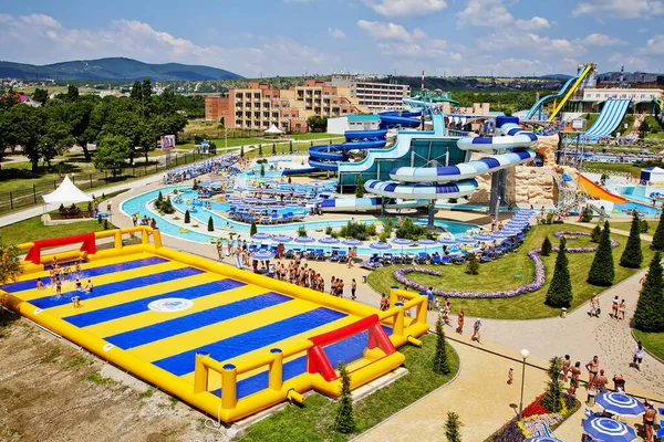 Gelendzhik, Rusya-6 Haziran 2018: Karadeniz kıyısındaki Gelendzhik tatil beldesinde Zolotaya Bukhta su parkı. Su kayakları, gezintiler ve eğlence