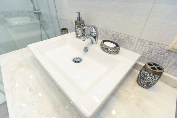 Salle de bain avec lavabo rectangulaire élégant, WC et douche. Miroir avec lumière sur le dessus. La tuile blanche . — Photo