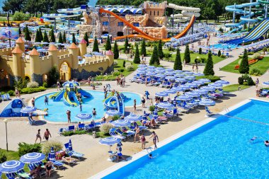 Gelendzhik, Rusya - 6 Haziran 2018: Zolotaya Bukhta su parkı, Gelendzhik, Karadeniz. Su kayakları, gezintiler ve eğlence