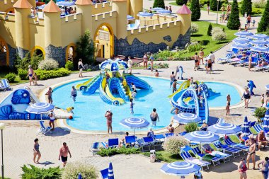 Gelendzhik, Rusya - 6 Haziran 2018: Zolotaya Bukhta su parkı, Gelendzhik, Karadeniz. Su kayakları, gezintiler ve eğlence