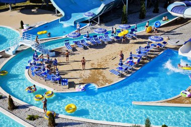 Gelendzhik, Rusya - 6 Haziran 2018: Zolotaya Bukhta su parkı, Gelendzhik, Karadeniz. Su kayakları, gezintiler ve eğlence