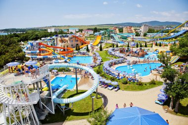 Gelendzhik, Rusya - 6 Haziran 2018: Zolotaya Bukhta su parkı, Gelendzhik, Karadeniz. Su kayakları, gezintiler ve eğlence