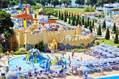 Gelendzhik, Rusya - 6 Haziran 2018: Zolotaya Bukhta su parkı, Gelendzhik, Karadeniz. Su kayakları, gezintiler ve eğlence