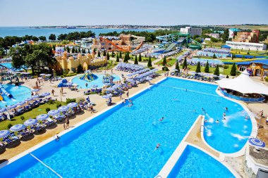 Gelendzhik, Rusya - 6 Haziran 2018: Zolotaya Bukhta su parkı, Gelendzhik, Karadeniz. Su kayakları, gezintiler ve eğlence