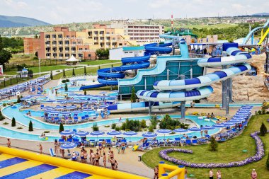 Gelendzhik, Rusya - 6 Haziran 2018: Zolotaya Bukhta su parkı, Gelendzhik, Karadeniz. Su kayakları, gezintiler ve eğlence