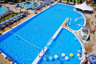 Gelendzhik, Rusya - 6 Haziran 2018: Zolotaya Bukhta su parkı, Gelendzhik, Karadeniz. Su kayakları, gezintiler ve eğlence
