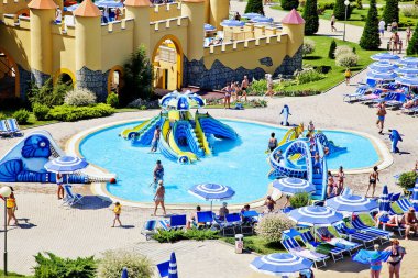 Gelendzhik, Rusya - 6 Haziran 2018: Zolotaya Bukhta su parkı, Gelendzhik, Karadeniz. Su kayakları, gezintiler ve eğlence