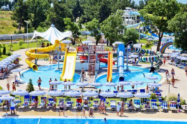 Gelendzhik, Rusya - 6 Haziran 2018: Zolotaya Bukhta su parkı, Gelendzhik, Karadeniz. Su kayakları, gezintiler ve eğlence