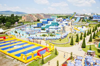 Gelendzhik, Rusya - 6 Haziran 2018: Zolotaya Bukhta su parkı, Gelendzhik, Karadeniz. Su kayakları, gezintiler ve eğlence