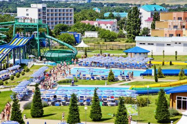 Gelendzhik, Rusya - 6 Haziran 2018: Zolotaya Bukhta su parkı, Gelendzhik, Karadeniz. Su kayakları, gezintiler ve eğlence