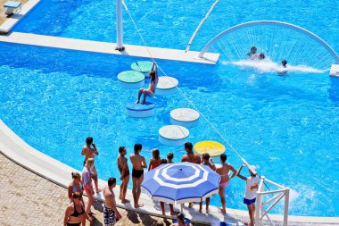Gelendzhik, Rusya - 6 Haziran 2018: Zolotaya Bukhta su parkı, Gelendzhik, Karadeniz. Su kayakları, gezintiler ve eğlence