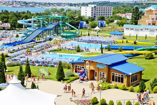 Gelendzhik, Rússia - 6 de junho de 2018: Parque Aquático Zolotaya Bukhta no resort de Gelendzhik, Mar Negro. Escorregas de água, passeios e entretenimento — Fotografia de Stock