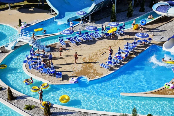 Gelendzhik, Rusko - 6. června 2018: Zolotaya Bukhta aquapark v letovisku Gelendzhik, Černé moře. Vodní skluzavky, vyjížďky a zábava — Stock fotografie