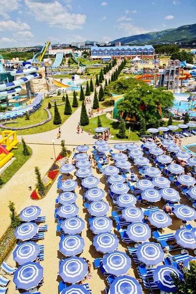 Геленджик, Россия - 6 июня 2018 года: Аквапарк "Золотая Бухта" на курорте Геленджик, Черное море. Водные горки, аттракционы и развлечения — стоковое фото