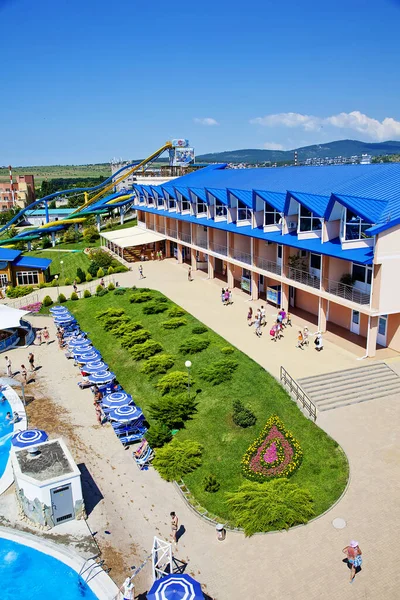 Gelendzhik, Rússia - 6 de junho de 2018: Parque Aquático Zolotaya Bukhta no resort de Gelendzhik, Mar Negro. Escorregas de água, passeios e entretenimento — Fotografia de Stock