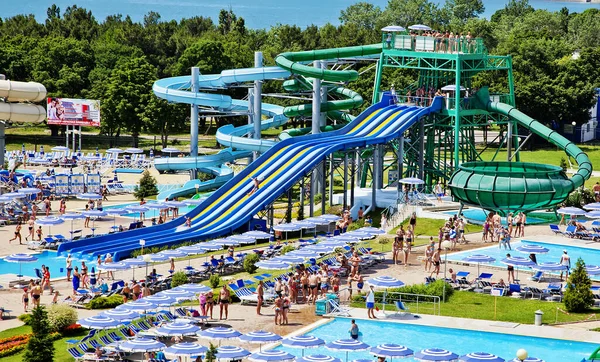 Gelendzhik, Rússia - 6 de junho de 2018: Parque Aquático Zolotaya Bukhta no resort de Gelendzhik, Mar Negro. Escorregas de água, passeios e entretenimento — Fotografia de Stock