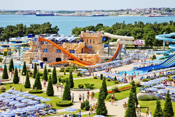 Gelendschik, Russland - 6. Juni 2018: Der Wasserpark Solotaja Buchta im Badeort Gelendschik am Schwarzen Meer. Wasserrutschen, Fahrgeschäfte und Unterhaltung — Stockfoto