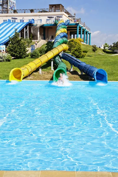 Gelendschik, Russland - 6. Juni 2018: Der Wasserpark Solotaja Buchta im Badeort Gelendschik am Schwarzen Meer. Wasserrutschen, Fahrgeschäfte und Unterhaltung — Stockfoto