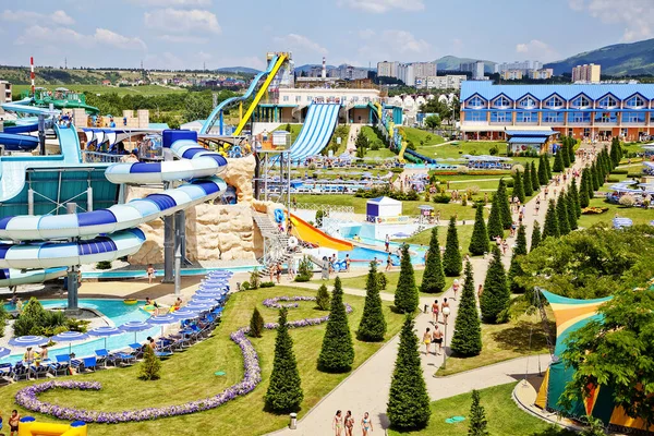 Gelendzhik, Rusko - 6. června 2018: Zolotaya Bukhta aquapark v letovisku Gelendzhik, Černé moře. Vodní skluzavky, vyjížďky a zábava — Stock fotografie