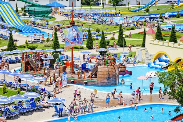 Gelendzhik, Rusia - 6 de junio de 2018: Parque acuático Zolotaya Bukhta en el complejo de Gelendzhik, Mar Negro. Toboganes, paseos y entretenimiento — Foto de Stock
