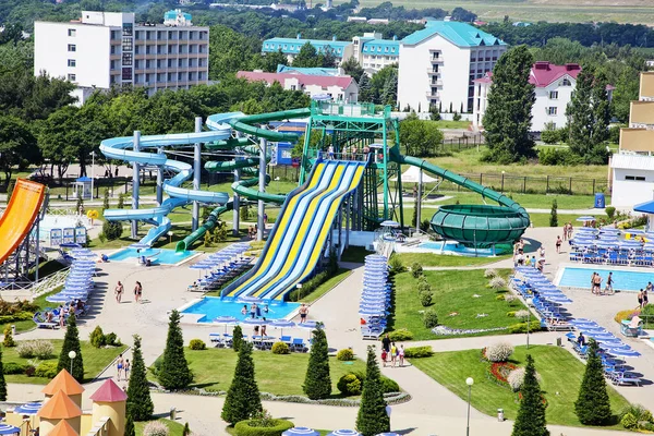 Gelendzhik, Rusia - 6 de junio de 2018: Parque acuático Zolotaya Bukhta en el complejo de Gelendzhik, Mar Negro. Toboganes, paseos y entretenimiento — Foto de Stock