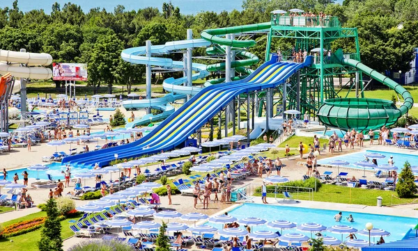 Gelendzhik, Rússia - 6 de junho de 2018: Parque Aquático Zolotaya Bukhta no resort de Gelendzhik, Mar Negro. Escorregas de água, passeios e entretenimento — Fotografia de Stock