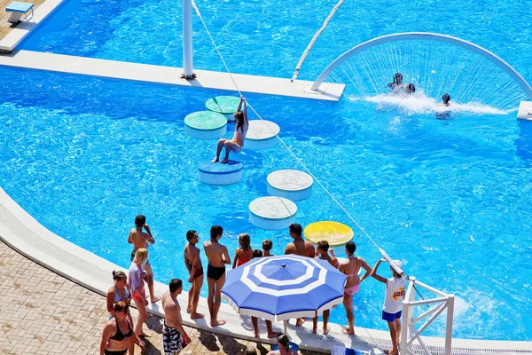 Gelendschik, Russland - 6. Juni 2018: Der Wasserpark Solotaja Buchta im Badeort Gelendschik am Schwarzen Meer. Wasserrutschen, Fahrgeschäfte und Unterhaltung — Stockfoto