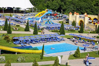 Gelendzhik, Rusya-6 Haziran 2018: Karadeniz kıyısındaki Gelendzhik tatil beldesinde Zolotaya Bukhta su parkı. Su kayakları, gezintiler ve eğlence