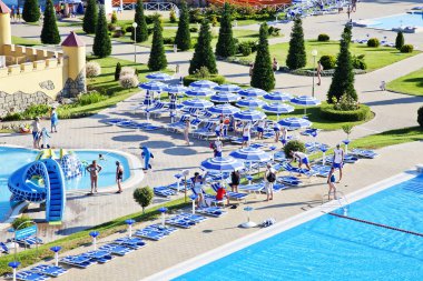 Gelendzhik, Rusya-6 Haziran 2018: Karadeniz kıyısındaki Gelendzhik tatil beldesinde Zolotaya Bukhta su parkı. Su kayakları, gezintiler ve eğlence