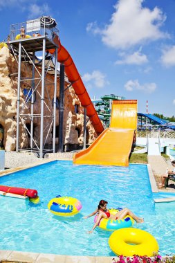 Gelendzhik, Rusya-6 Haziran 2018: Karadeniz kıyısındaki Gelendzhik tatil beldesinde Zolotaya Bukhta su parkı. Su kayakları, gezintiler ve eğlence