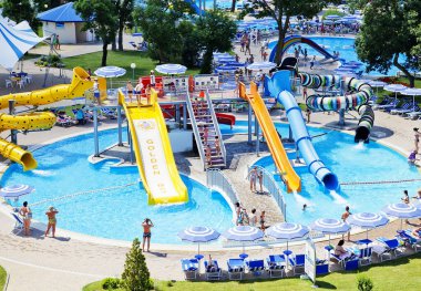 Gelendzhik, Rusya-6 Haziran 2018: Karadeniz kıyısındaki Gelendzhik tatil beldesinde Zolotaya Bukhta su parkı. Su kayakları, gezintiler ve eğlence