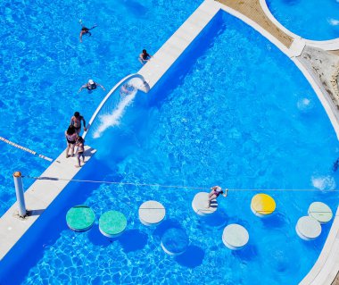 Gelendzhik, Rusya-6 Haziran 2018: Karadeniz kıyısındaki Gelendzhik tatil beldesinde Zolotaya Bukhta su parkı. Su kayakları, gezintiler ve eğlence