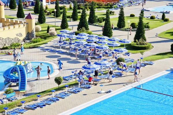 Gelendzhik, Rusya-6 Haziran 2018: Karadeniz kıyısındaki Gelendzhik tatil beldesinde Zolotaya Bukhta su parkı. Su kayakları, gezintiler ve eğlence