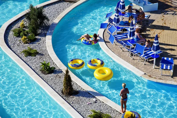 Gelendschik, Russland-6. Juni 2018: Der Wasserpark Solotaja Buchta im Badeort Gelendschik am Schwarzen Meer. Wasserrutschen, Fahrgeschäfte und Unterhaltung — Stockfoto