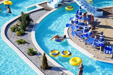 Gelendzhik, Rusya-6 Haziran 2018: Karadeniz kıyısındaki Gelendzhik tatil beldesinde Zolotaya Bukhta su parkı. Su kayakları, gezintiler ve eğlence