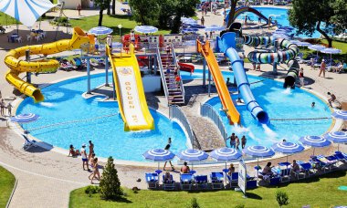 Gelendzhik, Rusya-6 Haziran 2018: Karadeniz kıyısındaki Gelendzhik tatil beldesinde Zolotaya Bukhta su parkı. Su kayakları, gezintiler ve eğlence