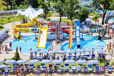 Gelendzhik, Rusya-6 Haziran 2018: Karadeniz kıyısındaki Gelendzhik tatil beldesinde Zolotaya Bukhta su parkı. Su kayakları, gezintiler ve eğlence