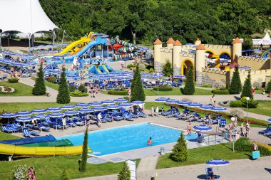 Gelendzhik, Rusya-6 Haziran 2018: Karadeniz kıyısındaki Gelendzhik tatil beldesinde Zolotaya Bukhta su parkı. Su kayakları, gezintiler ve eğlence