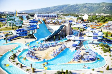 Gelendzhik, Rusya-6 Haziran 2018: Karadeniz kıyısındaki Gelendzhik tatil beldesinde Zolotaya Bukhta su parkı. Su kayakları, gezintiler ve eğlence