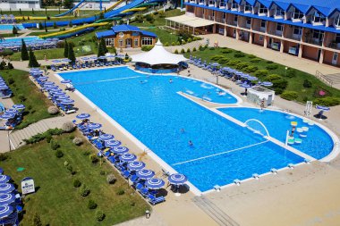 Gelendzhik, Rusya-6 Haziran 2018: Karadeniz kıyısındaki Gelendzhik tatil beldesinde Zolotaya Bukhta su parkı. Su kayakları, gezintiler ve eğlence