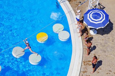 Gelendzhik, Rusya-6 Haziran 2018: Karadeniz kıyısındaki Gelendzhik tatil beldesinde Zolotaya Bukhta su parkı. Su kayakları, gezintiler ve eğlence