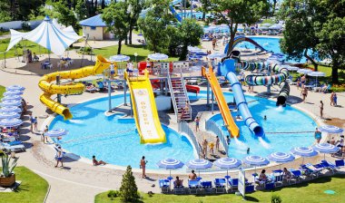 Gelendzhik, Rusya-6 Haziran 2018: Karadeniz kıyısındaki Gelendzhik tatil beldesinde Zolotaya Bukhta su parkı. Su kayakları, gezintiler ve eğlence