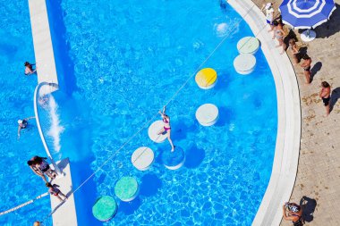 Gelendzhik, Rusya-6 Haziran 2018: Karadeniz kıyısındaki Gelendzhik tatil beldesinde Zolotaya Bukhta su parkı. Su kayakları, gezintiler ve eğlence