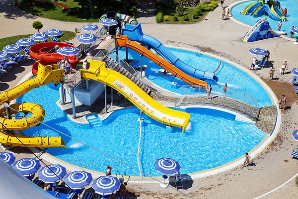 Gelendzhik, Rusko-6. června 2018: Zolotaya Bukhta aquapark v letovisku Gelendzhik, Černé moře. Vodní skluzavky, vyjížďky a zábava — Stock fotografie