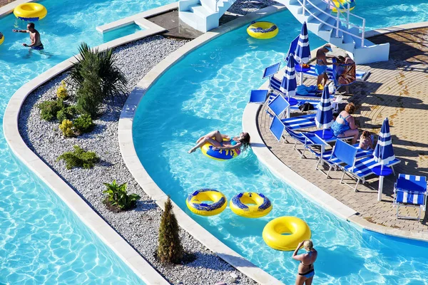 Gelendzhik, Rusko-6. června 2018: Zolotaya Bukhta aquapark v letovisku Gelendzhik, Černé moře. Vodní skluzavky, vyjížďky a zábava — Stock fotografie