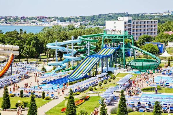 Gelendzhik, Rússia-6 de junho de 2018: Parque Aquático Zolotaya Bukhta no resort de Gelendzhik, Mar Negro. Escorregas de água, passeios e entretenimento — Fotografia de Stock