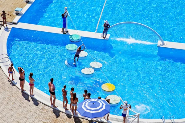Gelendzhik, Rusya-6 Haziran 2018: Karadeniz kıyısındaki Gelendzhik tatil beldesinde Zolotaya Bukhta su parkı. Su kayakları, gezintiler ve eğlence