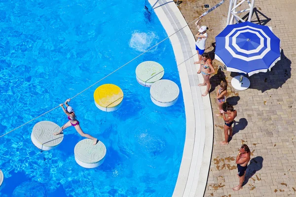 Gelendschik, Russland-6. Juni 2018: Der Wasserpark Solotaja Buchta im Badeort Gelendschik am Schwarzen Meer. Wasserrutschen, Fahrgeschäfte und Unterhaltung — Stockfoto