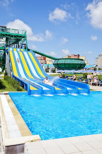 Gelendzhik, Rusko-6. června 2018: Zolotaya Bukhta aquapark v letovisku Gelendzhik, Černé moře. Vodní skluzavky, vyjížďky a zábava — Stock fotografie